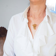 Load image into Gallery viewer, Antique Victorian Emerald 18ct Gold Bow Heart Pendant Necklace - c.1880