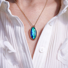 Load image into Gallery viewer, Vintage 9ct Gold Blue/Green Ammolite Pendant & Chain Necklace
