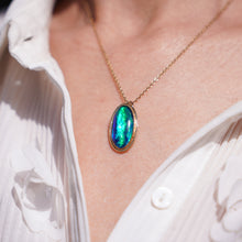 Load image into Gallery viewer, Vintage 9ct Gold Blue/Green Ammolite Pendant & Chain Necklace