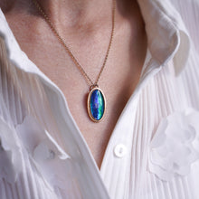 Load image into Gallery viewer, Vintage 9ct Gold Blue/Green Ammolite Pendant & Chain Necklace