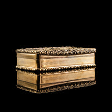 Load image into Gallery viewer, Antique Georgian Silver Gilt Snuff Box Battle Scene Top - John Bettridge 1829