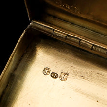 Load image into Gallery viewer, Antique Georgian Silver Gilt Snuff Box Battle Scene Top - John Bettridge 1829