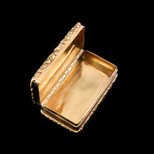 Load image into Gallery viewer, Antique Georgian Silver Gilt Snuff Box Battle Scene Top - John Bettridge 1829