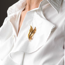 Load image into Gallery viewer, Vintage 18K Gold Feather Brooch with Twin Textured Design