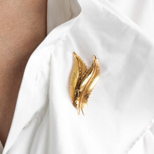 Load image into Gallery viewer, Vintage 18K Gold Feather Brooch with Twin Textured Design