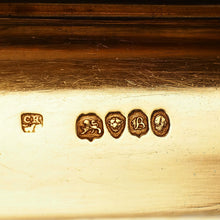 Load image into Gallery viewer, A Splendid Silver Gilt Snuff Box - Charles Rawlings & William Summers 1837 - Artisan Antiques