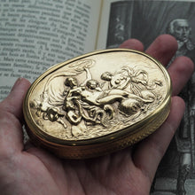 Load image into Gallery viewer, Antique Georgian Silver Gilt Snuff Box Scene of Venus - London 1810 - Artisan Antiques
