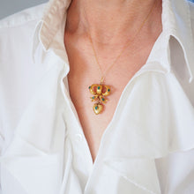 Load image into Gallery viewer, Antique Victorian Emerald 18ct Gold Bow Heart Pendant Necklace - c.1880
