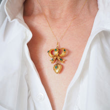 Load image into Gallery viewer, Antique Victorian Emerald 18ct Gold Bow Heart Pendant Necklace - c.1880
