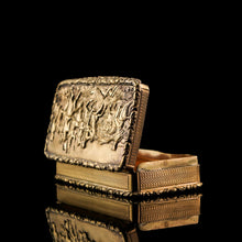 Load image into Gallery viewer, Antique Georgian Silver Gilt Snuff Box Battle Scene Top - John Bettridge 1829
