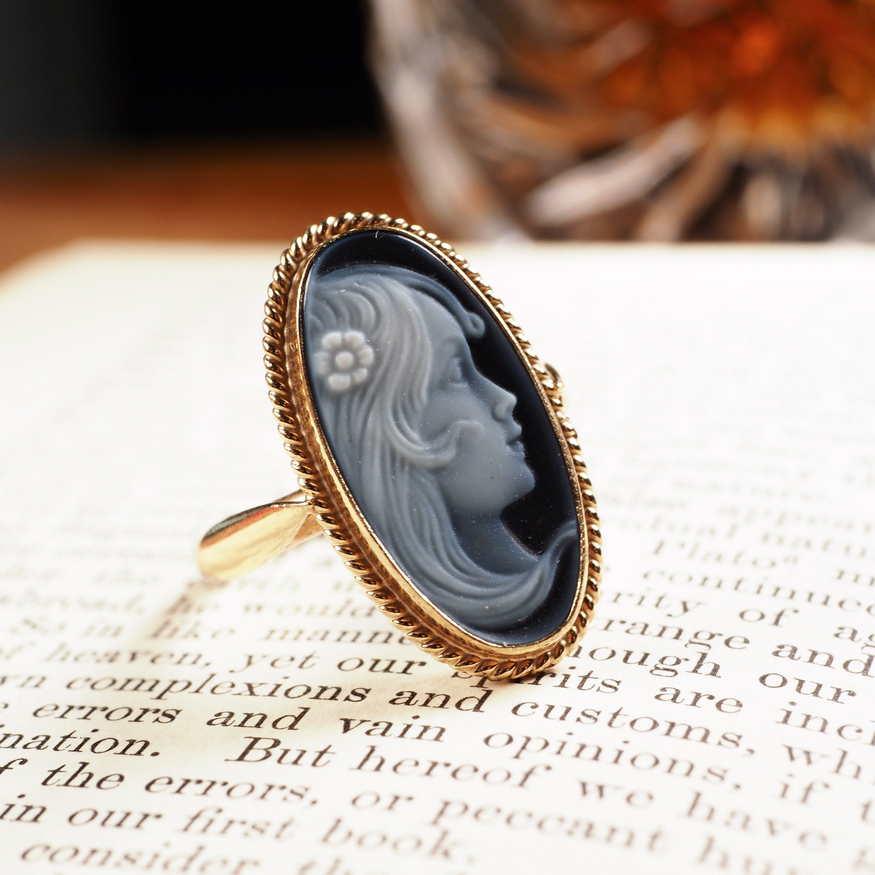 Vintage 9K Gold Agate Cameo Ring with Beautiful Figural Maiden