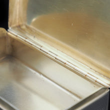 Load image into Gallery viewer, A Thick Solid Silver Table Snuff Box Georgian - Edward Edwards 1833 - Artisan Antiques
