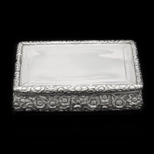 Load image into Gallery viewer, A Georgian Solid Silver Table Snuff Box - Thomas Spicer 1825 - Artisan Antiques
